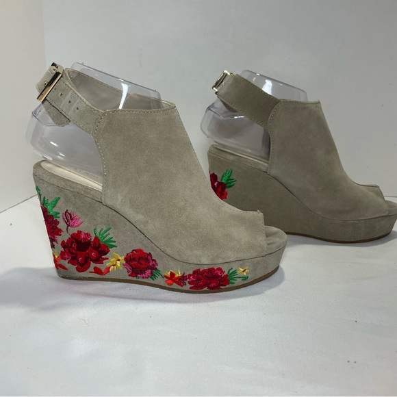 Kenneth Cole Embroidered Wedge Sandals - Tan suede. Floral. Size 6 women’s. - Picture 1 of 13